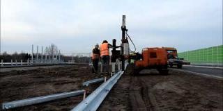Embedded thumbnail for 17.12. 2019 - montaż barier energochłonnych w pasie S17, Wólka Mlądzka
